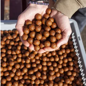 Nutrabaits Oldódó Bojli 1kg Trigga Ice 18mm prémium horgásztermék.