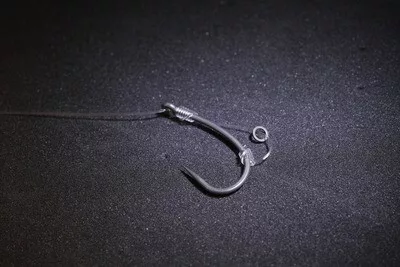 ROK J-RIG Curve Shank Barbless - előkötött szakáll nélküli horog  4 - 0,40mm - CarpHunter